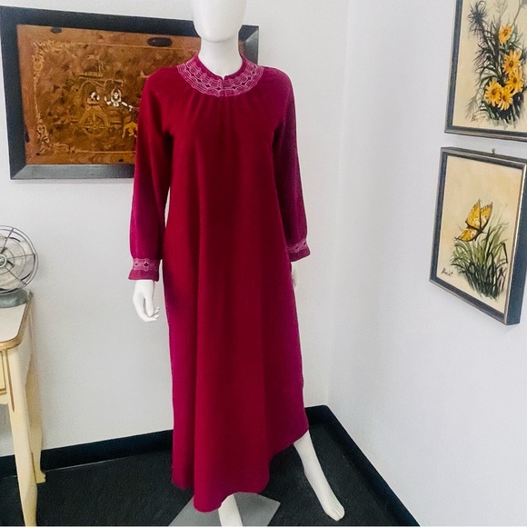 Vanity Fair Burgundy Zip Up Robe/ Housedress With Zig Zag Decoration - Picture 4 of 11